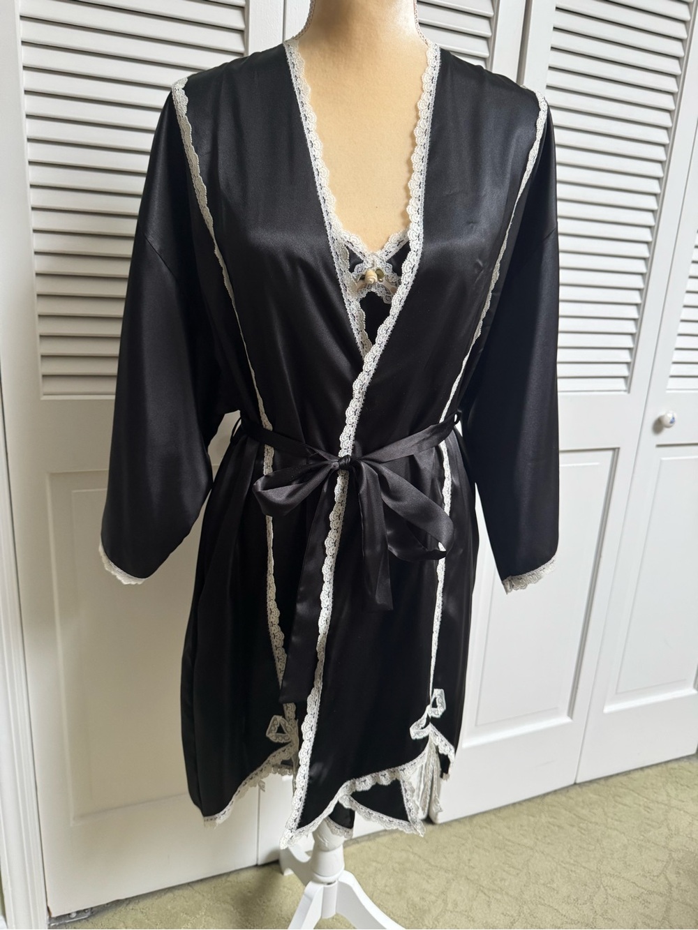 Black Satin Lace-Trim Robe and night gown w/ Tie Waist size 8/10 Designer Sample
